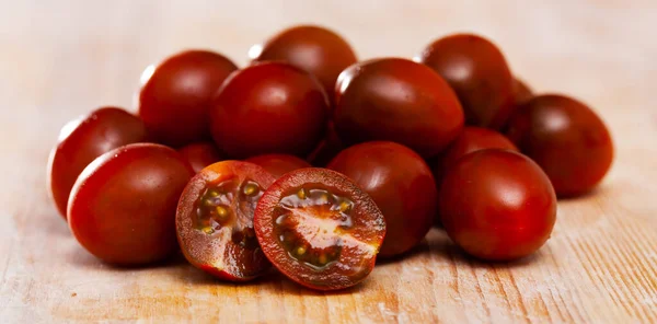 Tomat Ceri Kumato Segar Ditanam Oleh Petani Terpilih Permukaan Kayu — Stok Foto