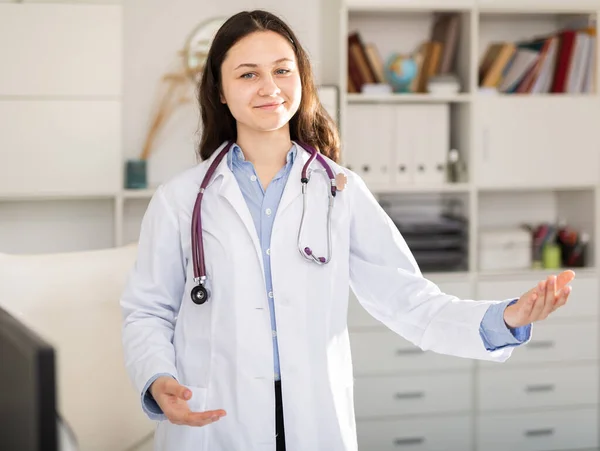 Kobieta Lekarz Nosić Biały Mundur Medyczny Stetoskop Patrzeć Aparat Pozowanie — Zdjęcie stockowe