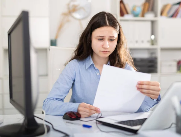 大企業のオフィスで働く若い女性秘書は 紙の上に文書を勉強しています 座っています — ストック写真