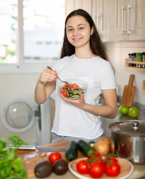 Портрет Молодой Женщины Пробующей Свежеприготовленный Овощной Салат Кухне — стоковое фото