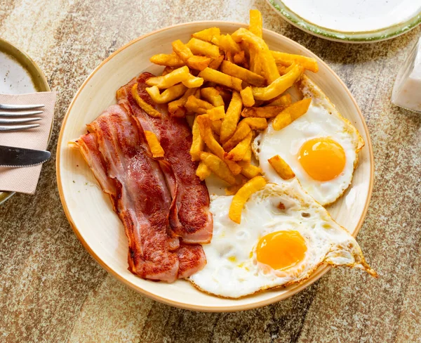 Leckeres Hausgemachtes Frühstück Aus Spiegeleiern Mit Pommes Frites Und Knusprigen — Stockfoto