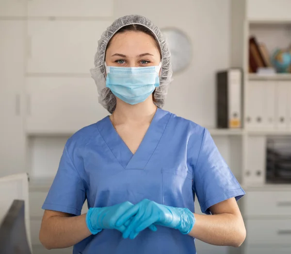 Porträt Einer Ärztin Mit Schutzmaske Und Hut Der Klinik — Stockfoto
