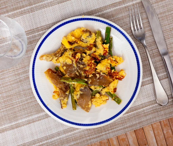 스페인 요리의 인기있는 식사는 토인데 오믈렛에는 닭고기와 아스파라거스와 — 스톡 사진