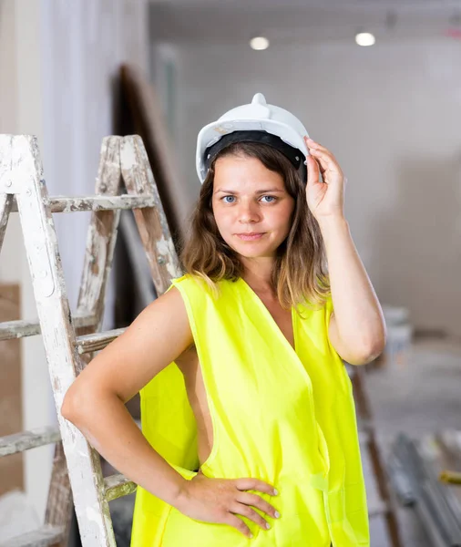 Jonge Verleidelijke Vrouw Met Geel Vest Helm Poserend Appartement Tijdens — Stockfoto