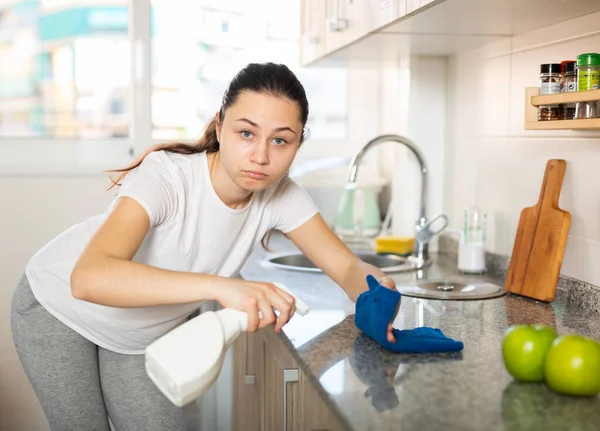 Attraktive Lächelnde Junge Frau Putzt Küchentheke Mit Sprühflasche Und Lappen — Stockfoto
