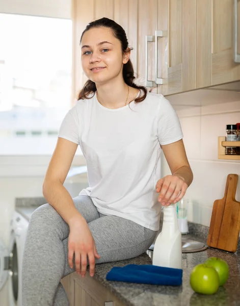 Jovem Mulher Europeia Positiva Limpeza Balcão Cozinha Com Spray Garrafa — Fotografia de Stock
