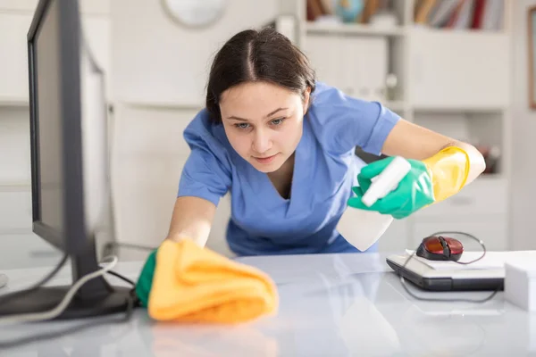 Genç Kız Ofisteki Masaüstünü Bez Temizlik Ürünleriyle Temizliyor — Stok fotoğraf