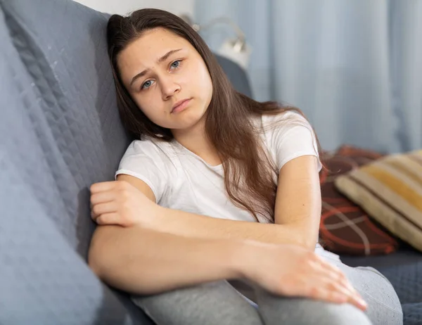 Retrato Mujer Joven Molesta Sentada Sofá Sala Estar Casa —  Fotos de Stock