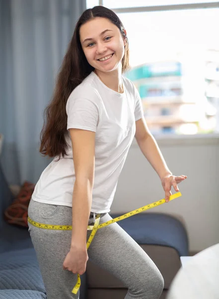Retrato Jovem Mulher Medindo Seu Corpo Com Fita Métrica Casa — Fotografia de Stock