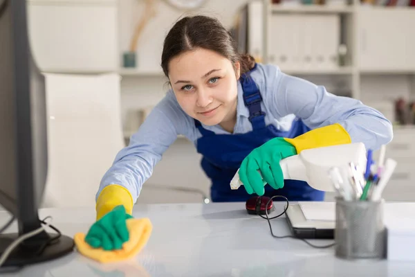 Fiatal Lány Feltakarítja Íróasztalt Irodában Egy Ronggyal Tisztítószerrel — Stock Fotó