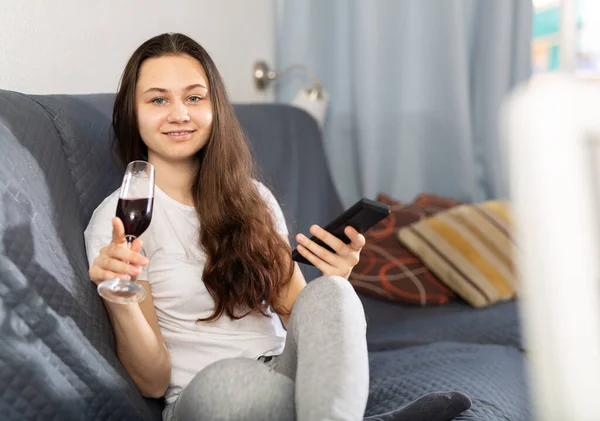 Junge Frau Mit Glas Rotwein Vor Dem Heimischen Fernseher — Stockfoto