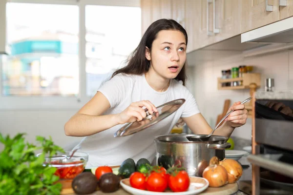 Mujer Positiva Sosteniendo Olla Cocina —  Fotos de Stock