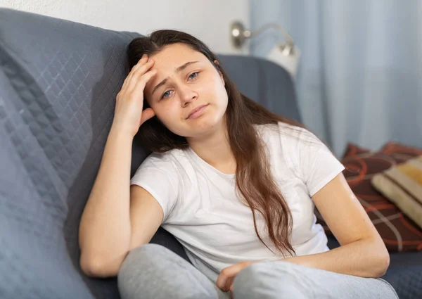 Przygnębiona Młoda Kobieta Myśli Swoich Problemach Siedząc Kanapie Domu — Zdjęcie stockowe