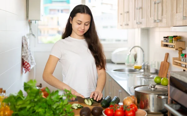 Νεαρή Γυναίκα Διατηρώντας Υγιεινό Τρόπο Ζωής Κάνοντας Φρέσκια Σαλάτα Λαχανικών — Φωτογραφία Αρχείου