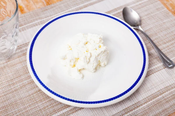 Молочные Продукты Свежий Кислый Сыр Тарелке — стоковое фото