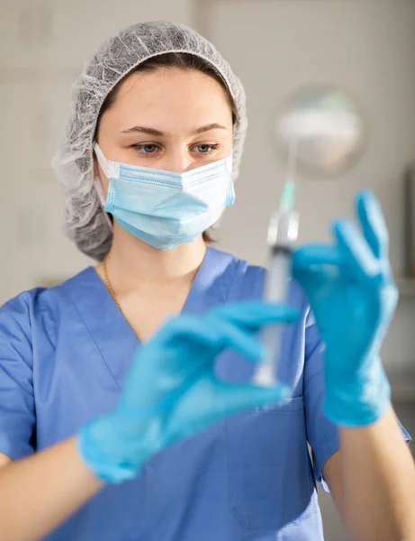 Kvinnlig Sjuksköterska Mask Som Håller Sprutan För Injektion Sjukhus — Stockfoto