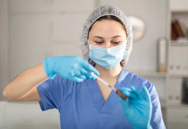 Krankenschwester Füllt Spritze Mit Injektionslösung — Stockfoto