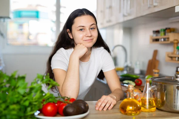 Porträtt Glad Kaukasisk Kvinna Stående Köket — Stockfoto