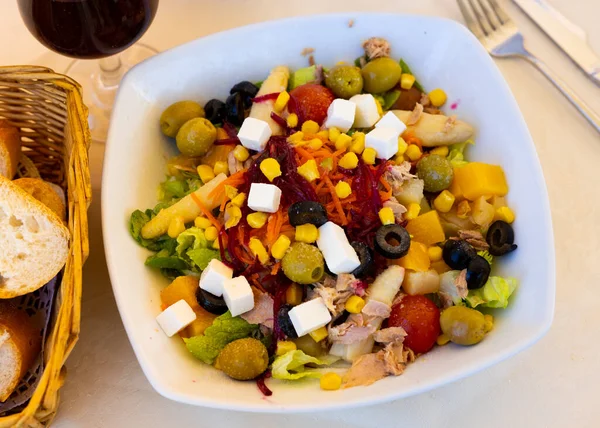 Salada Apetitosa Verduras Frescas Com Azeitonas Espargos Conserva Atum Enlatado — Fotografia de Stock