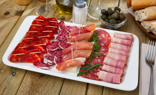 Мясо Холодного Копчения Традиционным Испанским Чоризо Сосисками Фюэ Салями Нарезанным — стоковое фото