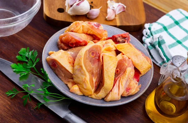 Masada Hazırlıksız Tavuk Parçaları Var Evde Yemek Pişirmek — Stok fotoğraf