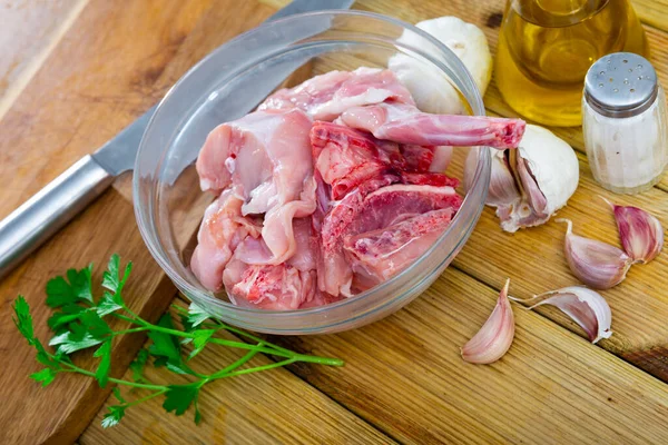 Nyers Nyúlhús Fűszerekkel Fűszernövényekkel Átlátszó Tányéron Egészséges Élelmiszer — Stock Fotó