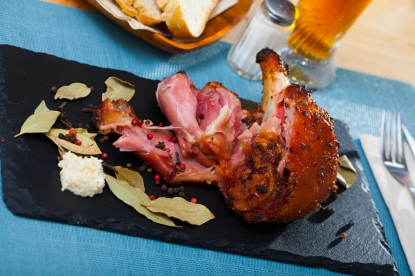 Roasted Pork Knuckle Ready Eat Served Black Platter — Fotografia de Stock