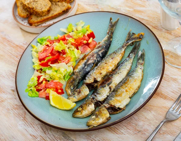 Auf Feuer Gegrillte Sardinen Serviert Mit Frischem Gemüse Beliebte Mediterrane — Stockfoto