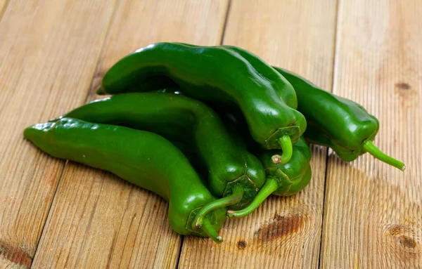 Ingredientes Vegetais Para Cozinhar Pimentas Verdes Orgânicas Mesa Madeira — Fotografia de Stock