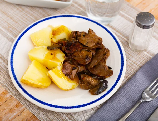 Healthy Delicious Dinner Roasted Chicken Liver Onion Garnish Baked Potatoes — Stockfoto