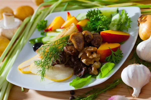 Salade Met Geroosterde Kippenharten Verse Groenten Gebakken Kaas Rijpe Peer — Stockfoto