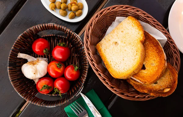 Knusprig Geröstetes Weißbrot Frische Reife Tomaten Knoblauch Und Eingelegtes Olivenöl — Stockfoto