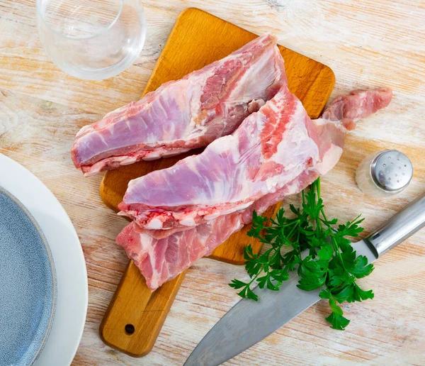 Fresh Meaty Pork Ribs Condiments Ready Cooking Wooden Cutting Board — Stock Photo, Image