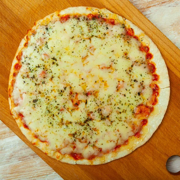 Приготовленная Итальянская Пицца Расплавленным Сыром Подается Деревянной Доске — стоковое фото