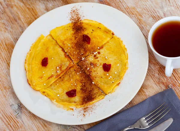 ココアとフルーツジャムと自家製の朝食甘いクレープ — ストック写真