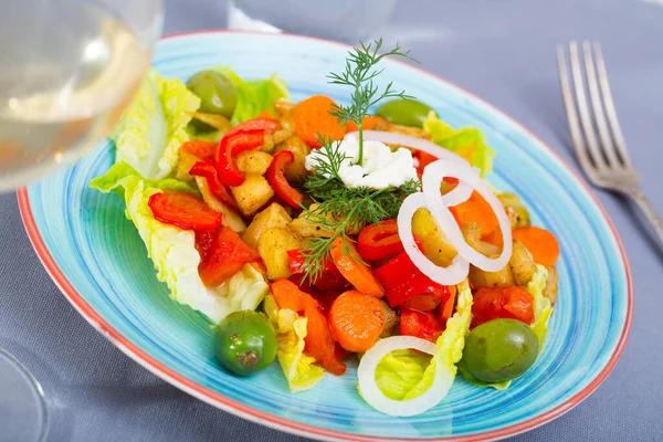 Chuťový Salát Pečenou Zeleninou Podávaný Čerstvou Cibulí Koprem — Stock fotografie