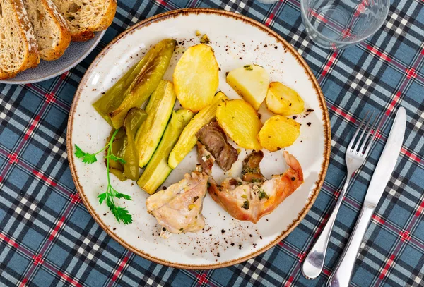 Akşam Yemeğinde Patates Izgara Biber Kabakla Servis Edilen Diyet Kızarmış — Stok fotoğraf