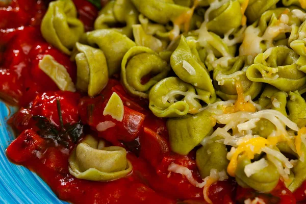Pyszne Tortellini Apetyczne Serem Sosem Pomidorowym — Zdjęcie stockowe