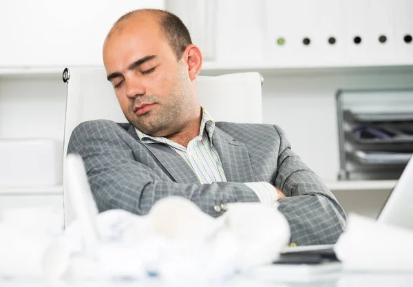 Mitarbeiter Entspannen Und Schlafen Modernen Büro — Stockfoto