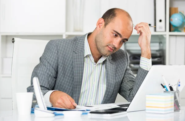 Triste Hombre Negocios Pensando Trabajo Oficina Moderna —  Fotos de Stock