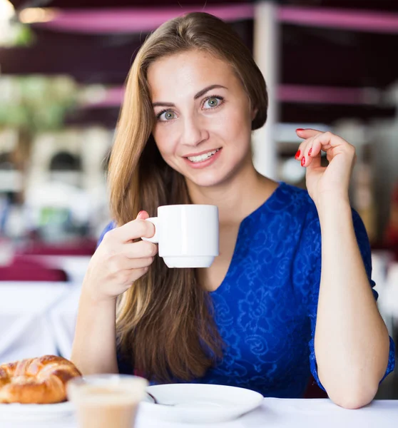Dívka Pije Kávu Croissant Čase Snídaně Kavárně — Stock fotografie