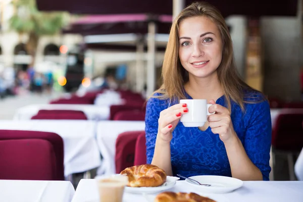 Retrato Mulher Elegante Que Está Desfrutando Almoço Com Café Café — Fotografia de Stock