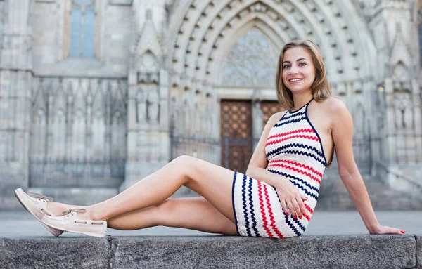 Jovem Mulher Está Posando Sentado Vestido Listrado Cidade Velha — Fotografia de Stock