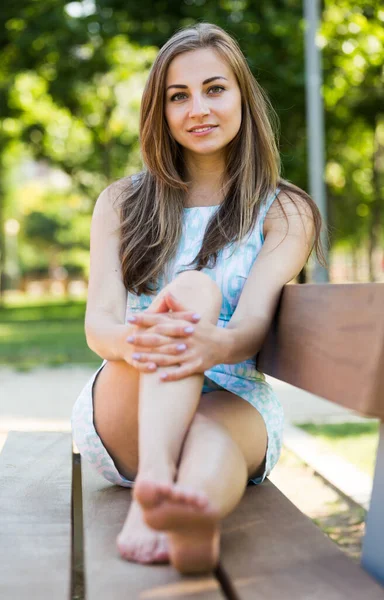 Bahçedeki Pozitif Gülümseyen Ngiliz Genç Kadın Portresi — Stok fotoğraf