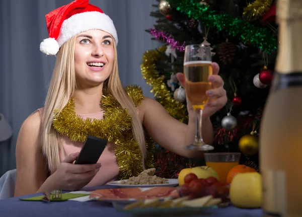 若い女性は家で新年の夜にシャンパンと座っている — ストック写真