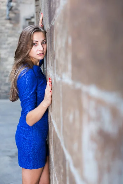 Młoda Kobieta Pozowała Niebieskiej Sukience Pobliżu Starego Muru Mieście — Zdjęcie stockowe