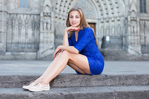 Fröhliche Frau Posiert Verspielt Blauen Kleid Auf Der Treppe Freien — Stockfoto