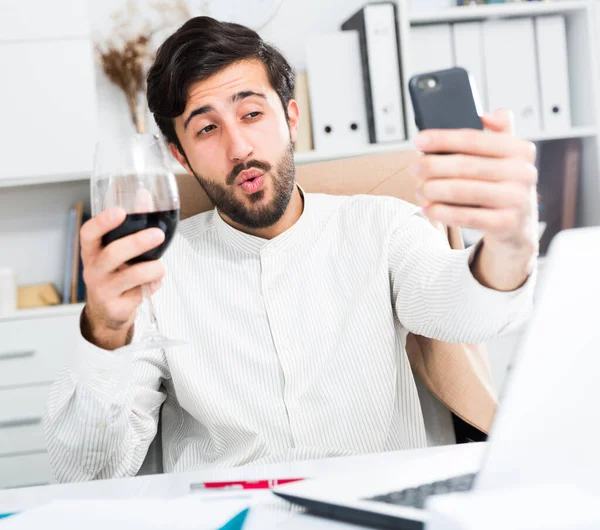 Glücklicher Junger Büroangestellter Mit Einem Glas Wein Der Modernen Büro — Stockfoto