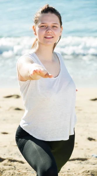 Portrait Sportswoman Which Stretching White Shirt Beach Sea — Stock Photo, Image