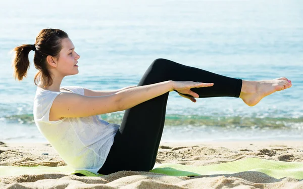 Woman White Shirt Practicing Yoga Beach — Stock Photo, Image